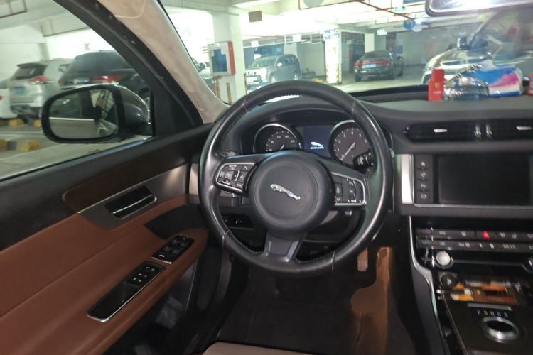 Used Jaguar XFL 2017 XFL 2.0T 200PS Luxury Edition Steering Wheel