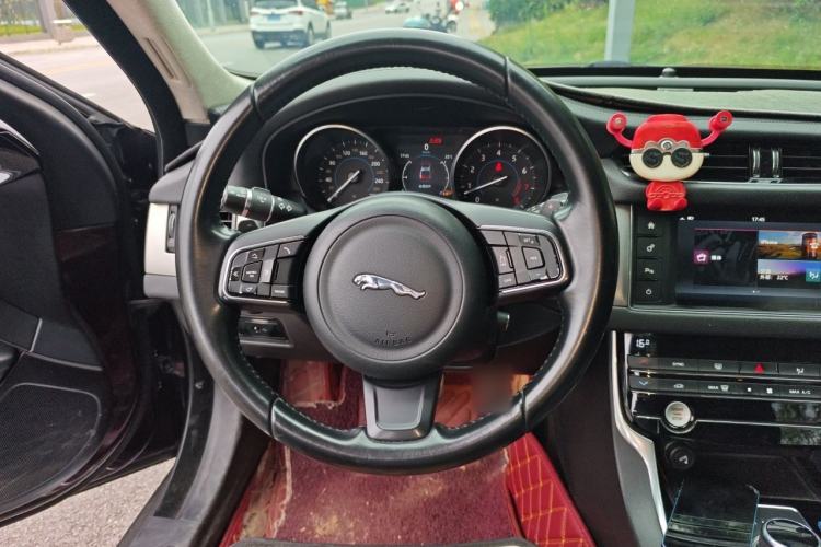Used Jaguar XFL 2017 XFL 2.0T 200PS Windflower Edition Steering Wheel