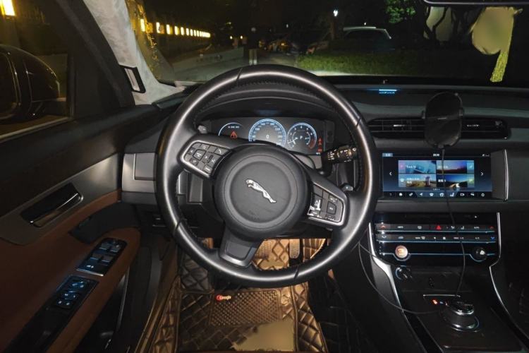 Used Jaguar XFL 2017 XFL 2.0T 240PS Premium Edition Steering Wheel