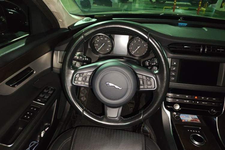 Used Jaguar XFL 2017 XFL 2.0T 200PS Luxury Edition Steering Wheel