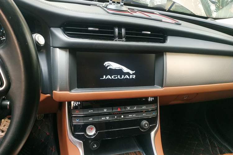 Used Jaguar XFL 2017 XFL 2.0T 240PS Luxury Edition Audio And AC Panel