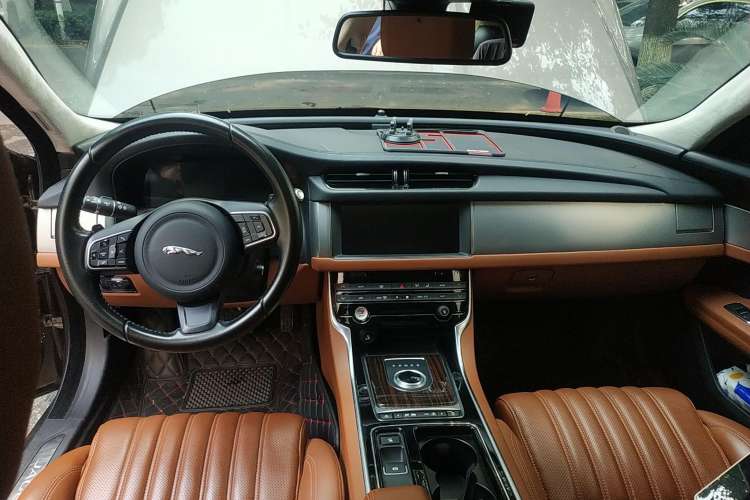 Used Jaguar XFL 2017 XFL 2.0T 240PS Luxury Edition Center Console