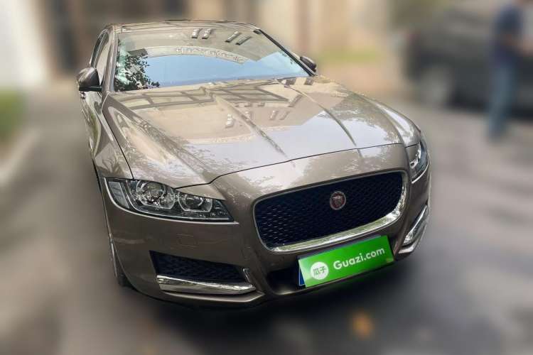 Used Jaguar XFL 2017 XFL 2.0T 240PS Luxury Edition Front Right 45 Deg