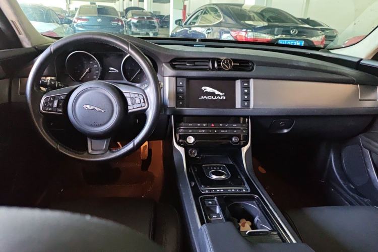 Used Jaguar XFL 2017 XFL 2.0T 200PS Windflower Edition Center Console