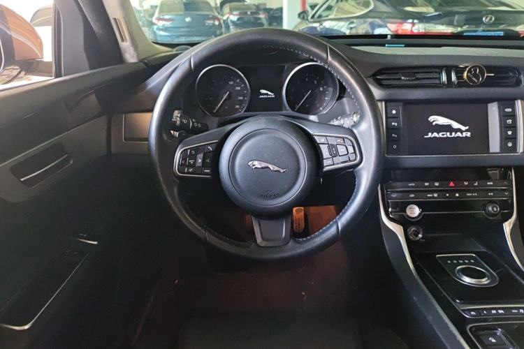 Used Jaguar XFL 2017 XFL 2.0T 200PS Windflower Edition Steering Wheel