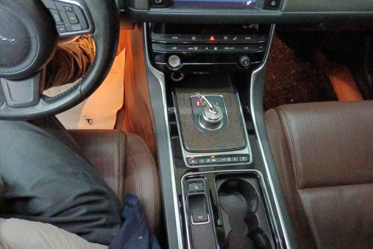 Used Jaguar XFL 2017 XFL 2.0T 200PS Luxury Edition Gear Lever