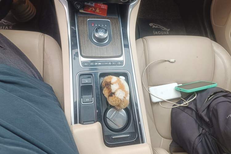 Used Jaguar XFL 2017 XFL 2.0T 200PS Luxury Edition Gear Lever
