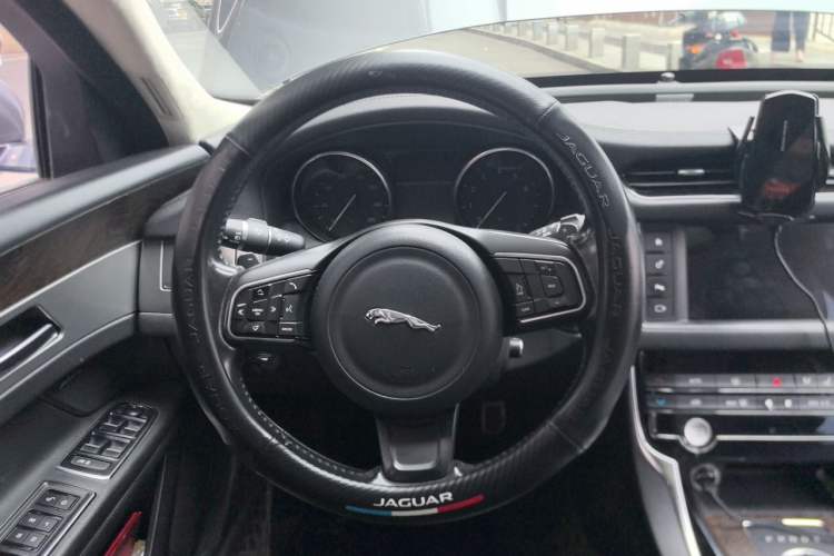 Used Jaguar XFL 2017 XFL 2.0T 200PS Luxury Edition Steering Wheel