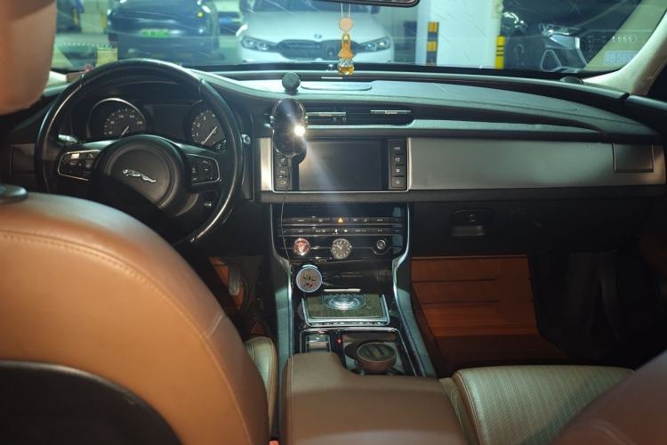 Used Jaguar XFL 2017 XFL 2.0T 240PS Luxury Edition Center Console