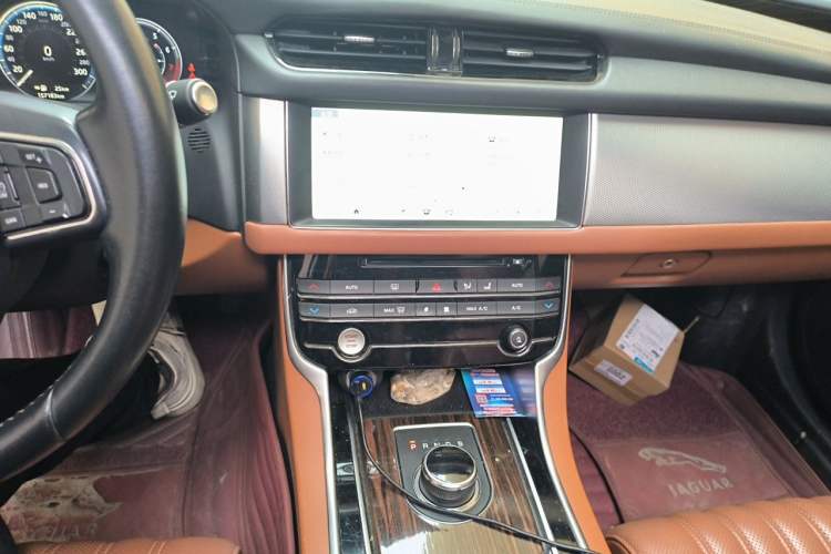 Used Jaguar XFL 2017 XFL 3.0 SC 340 PS Luxury Edition Audio And AC Panel
