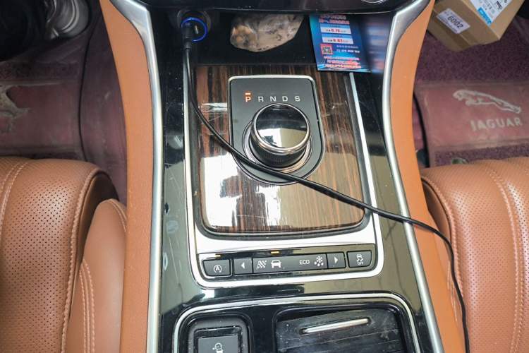 Used Jaguar XFL 2017 XFL 3.0 SC 340 PS Luxury Edition Gear Lever