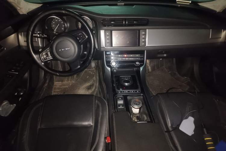 Used Jaguar XFL 2017 XFL 2.0T 200PS Windflower Edition Center Console