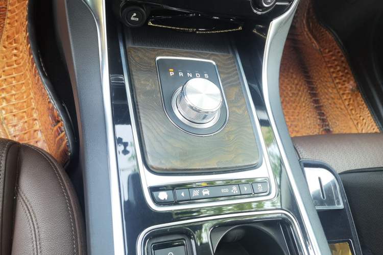 Used Jaguar XFL 2017 XFL 2.0T 240PS Premium Edition Gear Lever