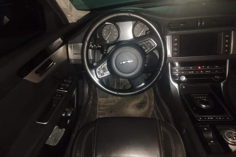 Used Jaguar XFL 2017 XFL 2.0T 200PS Windflower Edition Steering Wheel