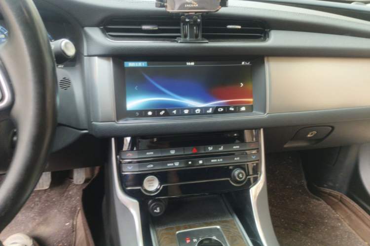Used Jaguar XFL 2017 XFL 2.0T 240PS Premium Edition Audio And AC Panel