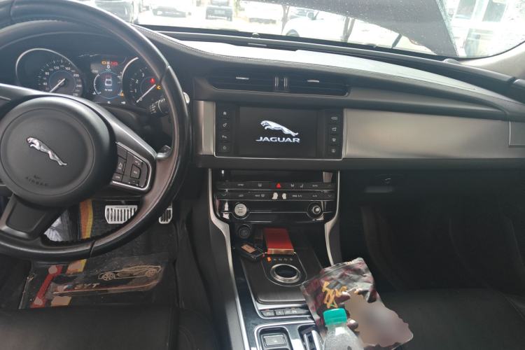 Used Jaguar XFL 2017 XFL 2.0T 200PS Elite Edition Center Console