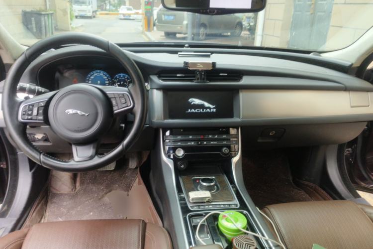 Used Jaguar XFL 2017 XFL 2.0T 240PS Premium Edition Center Console