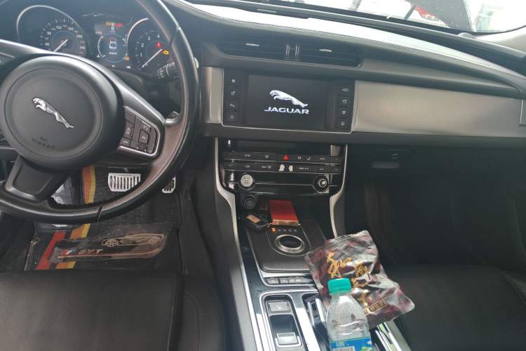 Used Jaguar XFL 2017 XFL 2.0T 200PS Elite Edition Gear Lever