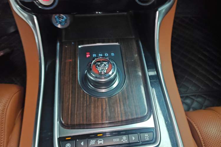 Used Jaguar XFL 2017 XFL 2.0T 240PS Luxury Edition Gear Lever