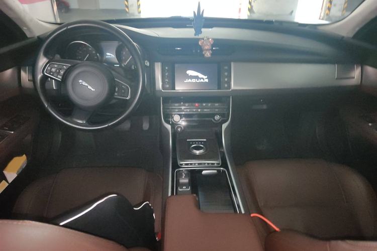 Used Jaguar XFL 2017 XFL 2.0T 240PS Luxury Edition Interior 2