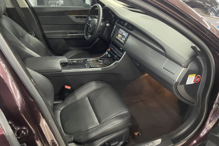 Used Jaguar XFL 2017 XFL 2.0T 240PS Luxury Edition Interior 4