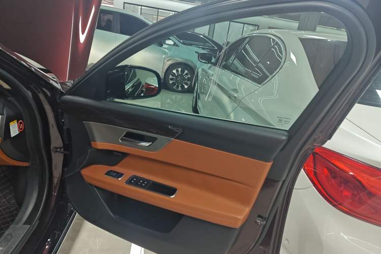 Used Jaguar XFL 2017 XFL 2.0T 240PS Luxury Edition Right Front Door Interior