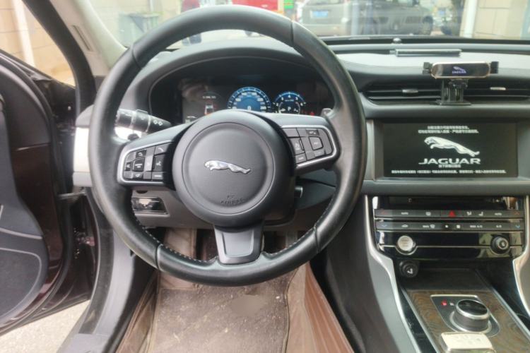 Used Jaguar XFL 2017 XFL 2.0T 240PS Premium Edition Steering Wheel