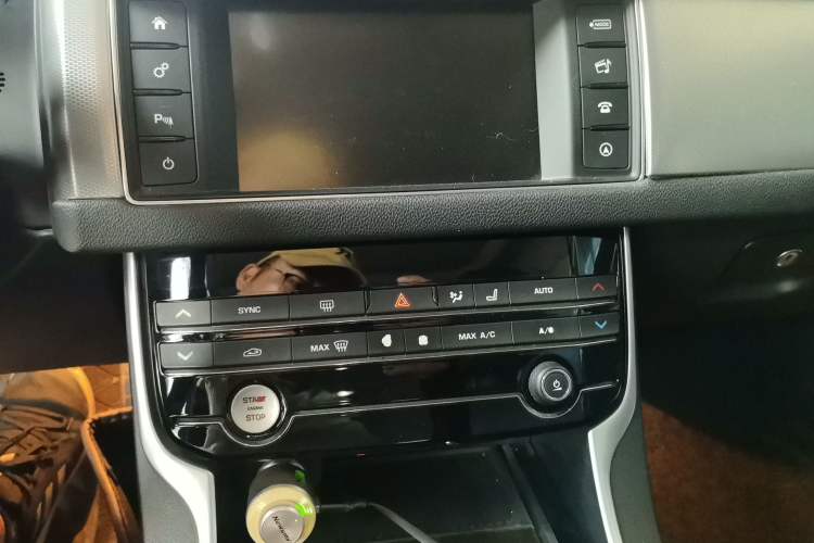 Used Jaguar XFL 2017 XFL 2.0T 200PS Elite Edition Audio And AC Panel