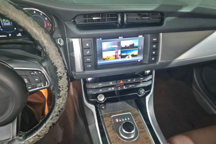 Used Jaguar XFL 2017 XFL 2.0T 240PS Luxury Edition Audio And AC Panel
