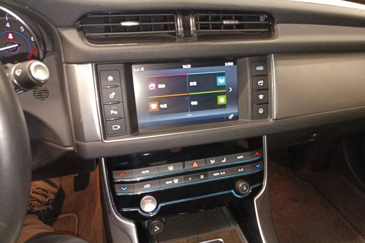 Used Jaguar XFL 2017 XFL 2.0T 240PS Luxury Edition Audio And AC Panel