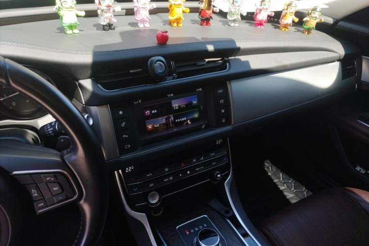 Used Jaguar XFL 2017 XFL 2.0T 240PS Luxury Edition Audio And AC Panel