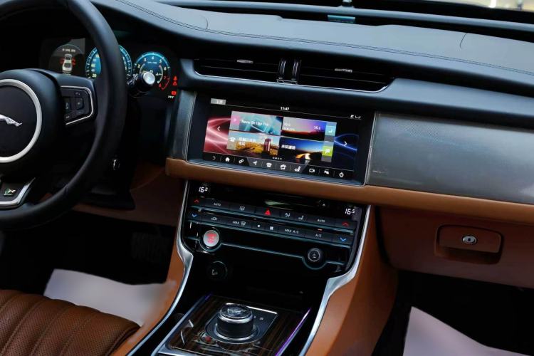 Used Jaguar XFL 2017 XFL 2.0T 240PS Luxury Edition Center Console