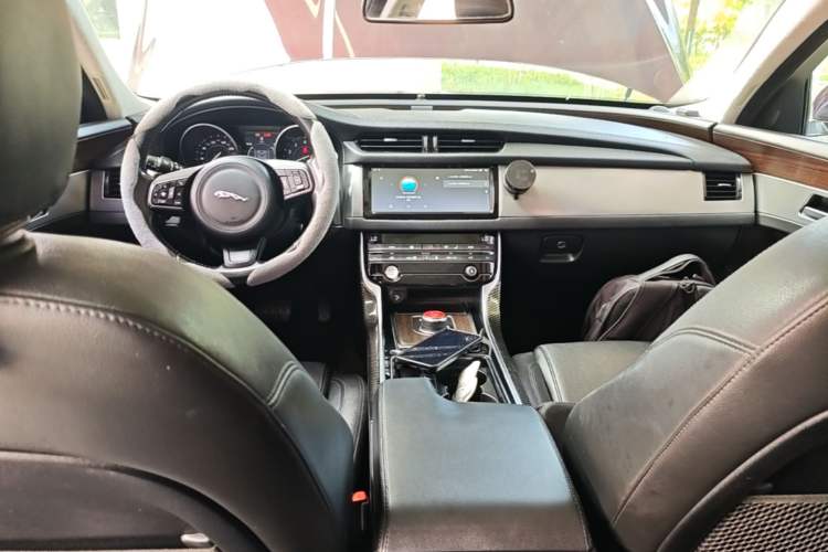 Used Jaguar XFL 2017 XFL 2.0T 200PS Elite Edition Center Console