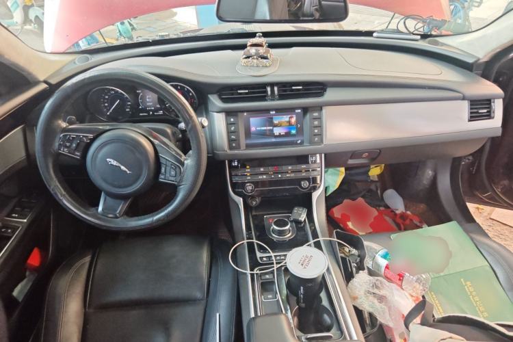 Used Jaguar XFL 2017 XFL 2.0T 200PS Windflower Edition Center Console