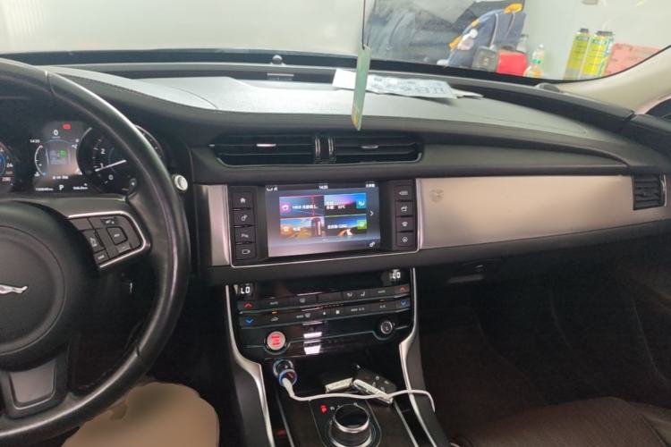 Used Jaguar XFL 2017 XFL 2.0T 200PS Luxury Edition Center Console