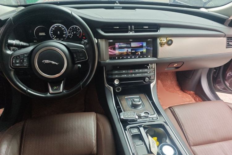 Used Jaguar XFL 2017 XFL 2.0T 240PS Premium Edition Center Console