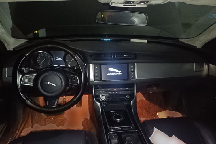 Used Jaguar XFL 2017 XFL 2.0T 200PS Windflower Edition Center Console