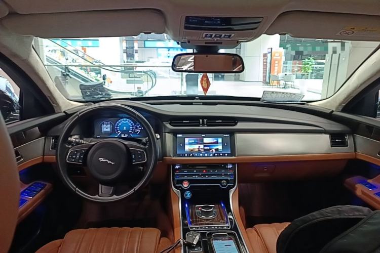 Used Jaguar XFL 2017 XFL 3.0 SC 340 PS Premium Edition Center Console