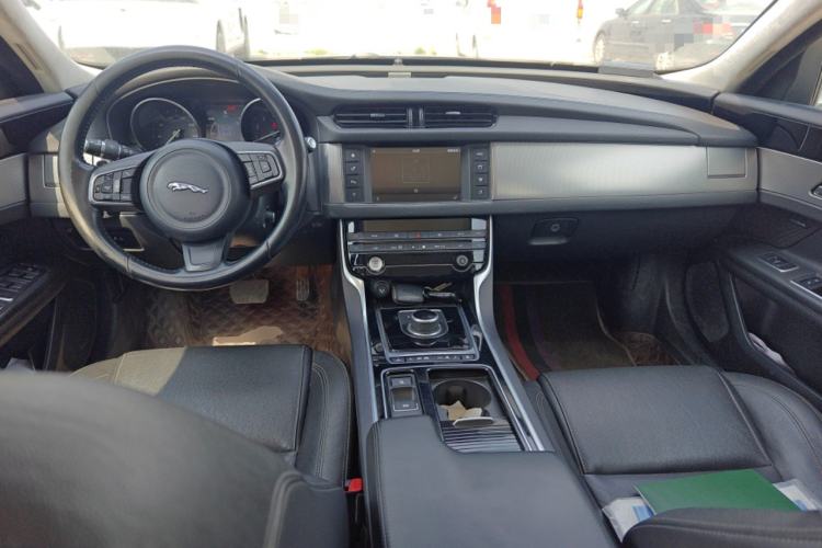Used Jaguar XFL 2017 XFL 2.0T 200PS Windflower Edition Center Console
