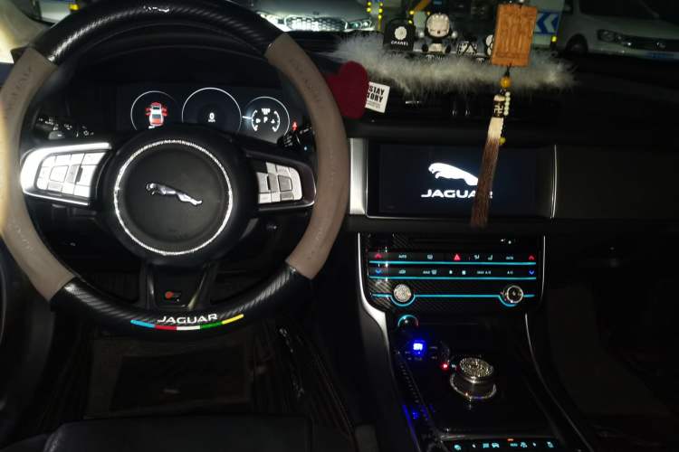 Used Jaguar XFL 2017 XFL 2.0T 200PS Luxury Edition Center Console