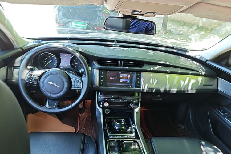 Used Jaguar XFL 2017 XFL 2.0T 200PS Windflower Edition Center Console