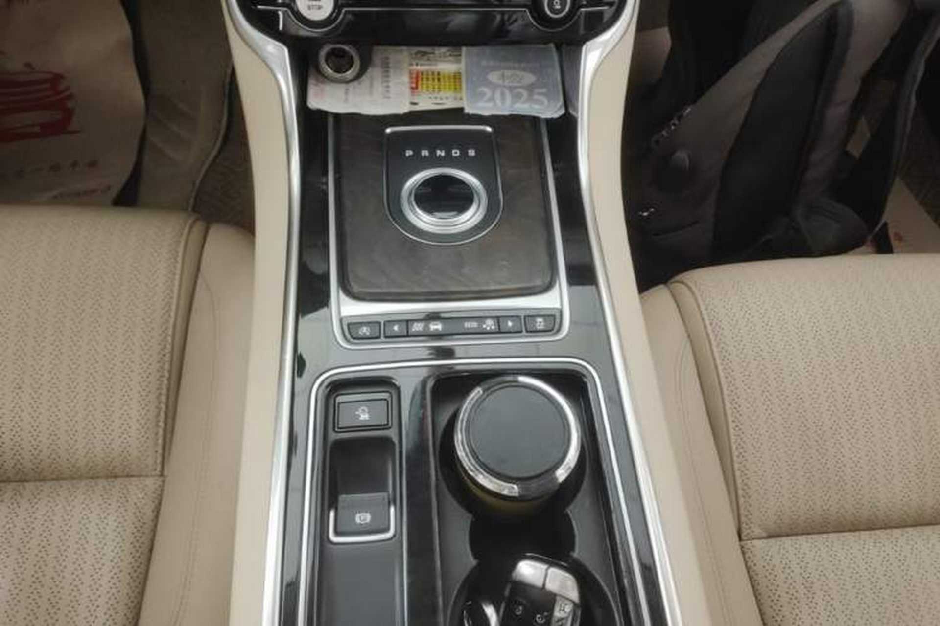 Used Jaguar XFL 2017 XFL 2.0T 200PS Luxury Edition Gear Lever