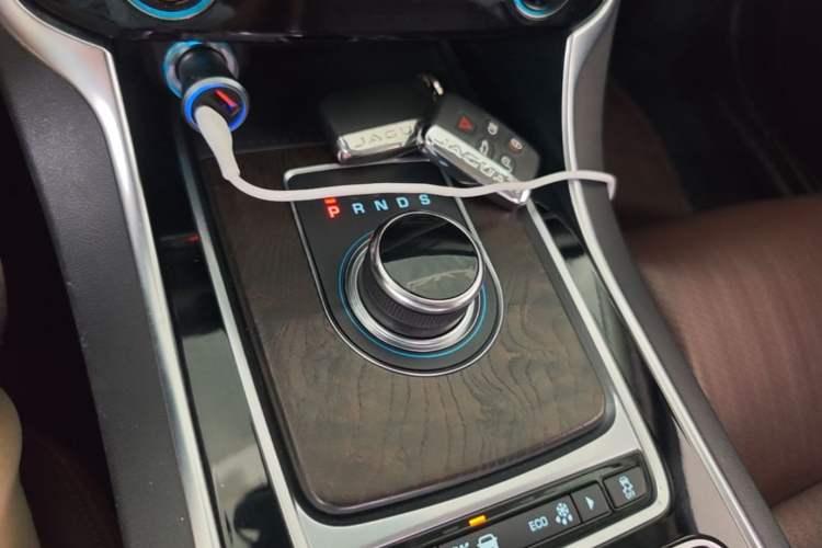Used Jaguar XFL 2017 XFL 2.0T 200PS Luxury Edition Gear Lever