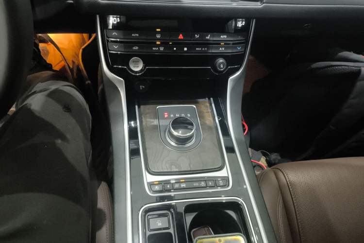 Used Jaguar XFL 2017 XFL 2.0T 200PS Luxury Edition Gear Lever