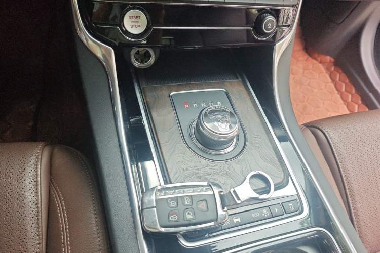 Used Jaguar XFL 2017 XFL 2.0T 240PS Premium Edition Gear Lever