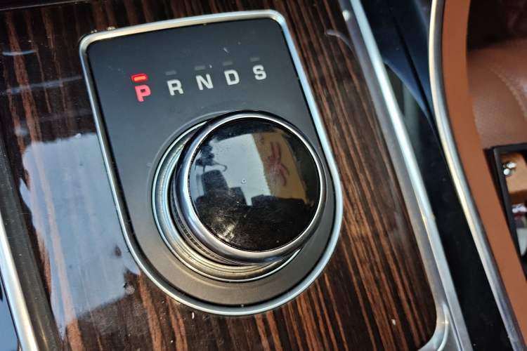 Used Jaguar XFL 2017 XFL 3.0 SC 340 PS Luxury Edition Gear Lever