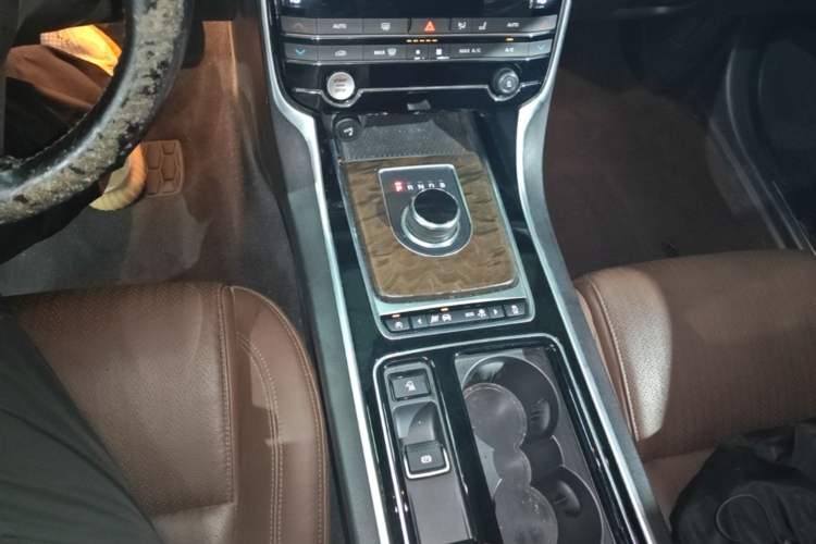 Used Jaguar XFL 2017 XFL 2.0T 240PS Luxury Edition Gear Lever