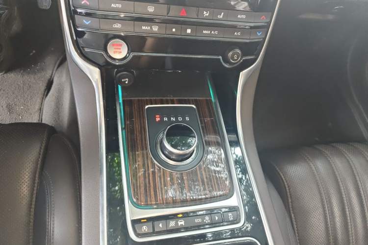 Used Jaguar XFL 2017 XFL 3.0 SC 340 PS Luxury Edition Gear Lever