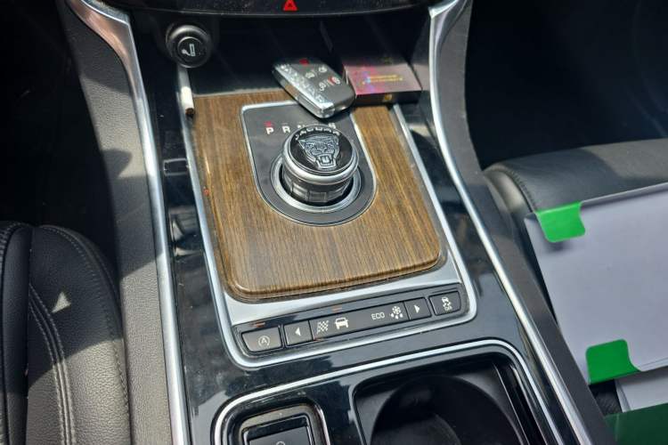Used Jaguar XFL 2017 XFL 2.0T 200PS Elite Edition Gear Lever