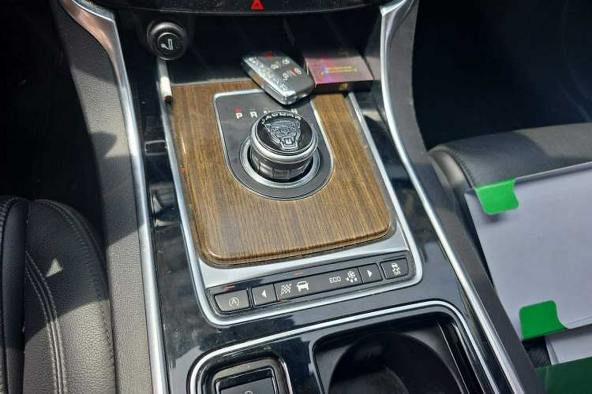 Used Jaguar XFL 2017 XFL 2.0T 200PS Elite Edition Gear Lever